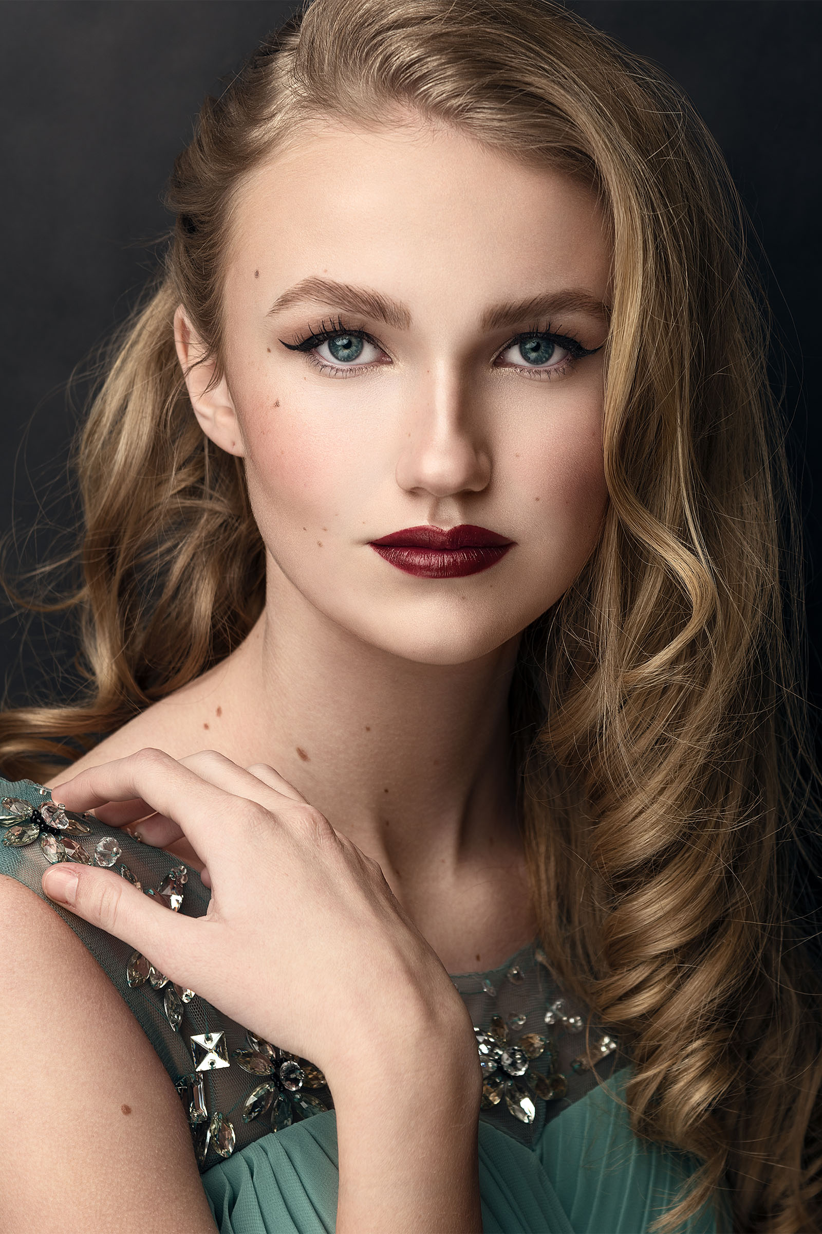 Beauty portrait of elegant supermodel, dark lips, blonde hair by Utah photographer Christopher Loke